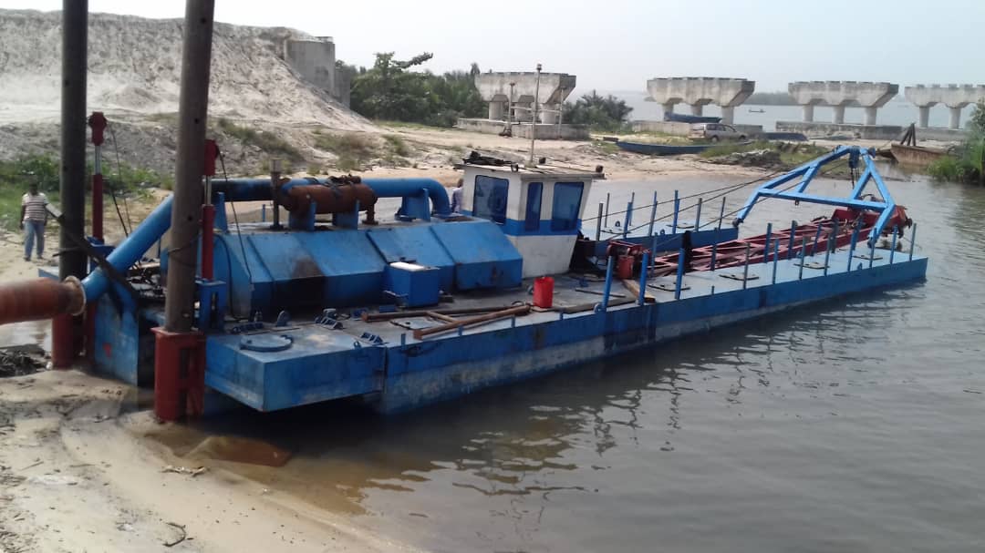 POBjedu 12-inch cutter suction dredger at a sandy shoreline worksite