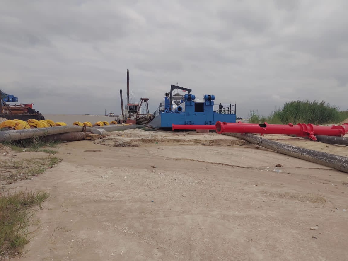 POBjedu 18-inch cutter suction dredger with discharge pipes and floats