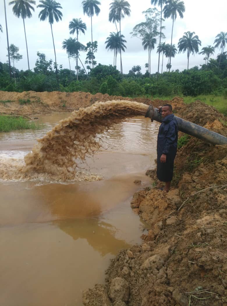 Slurry discharge operations at a river delta worksite